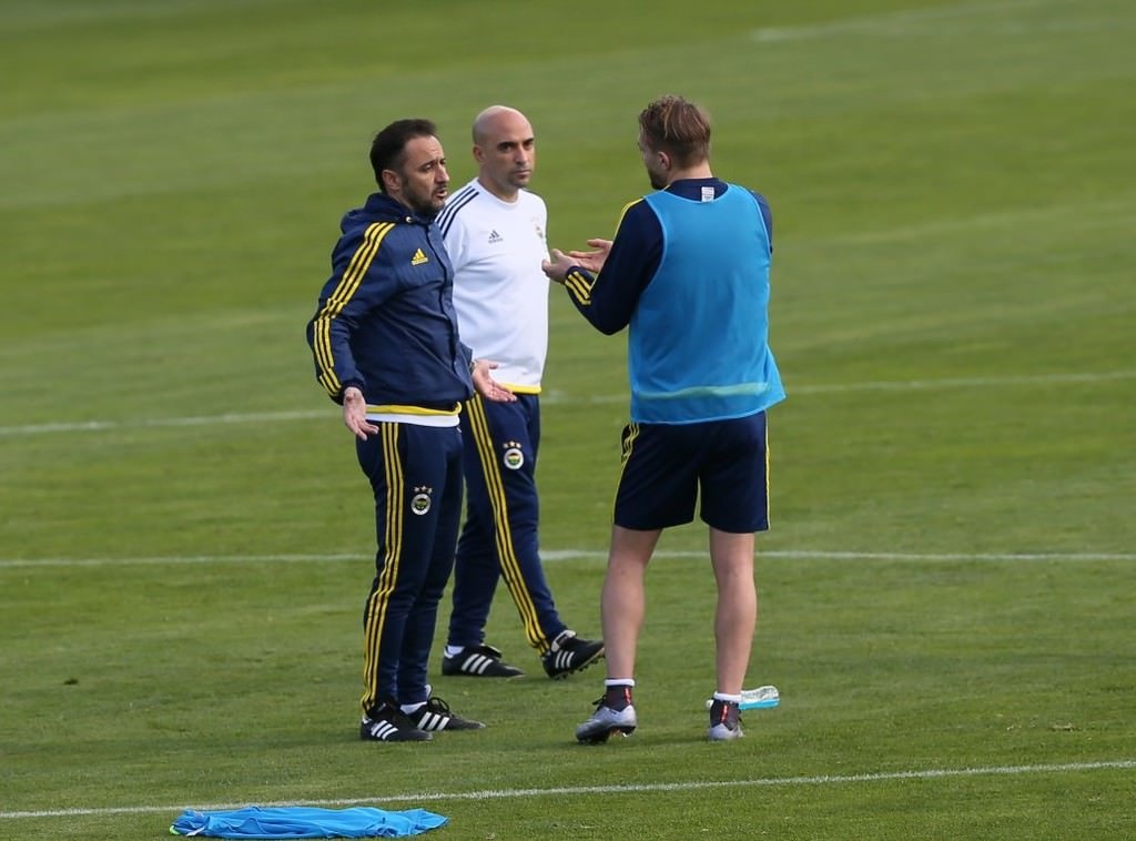 O topu sana yediririm!