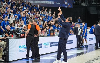 Anadolu Efes tribünleriyle Ergin Ataman arasında şok gerginlik!