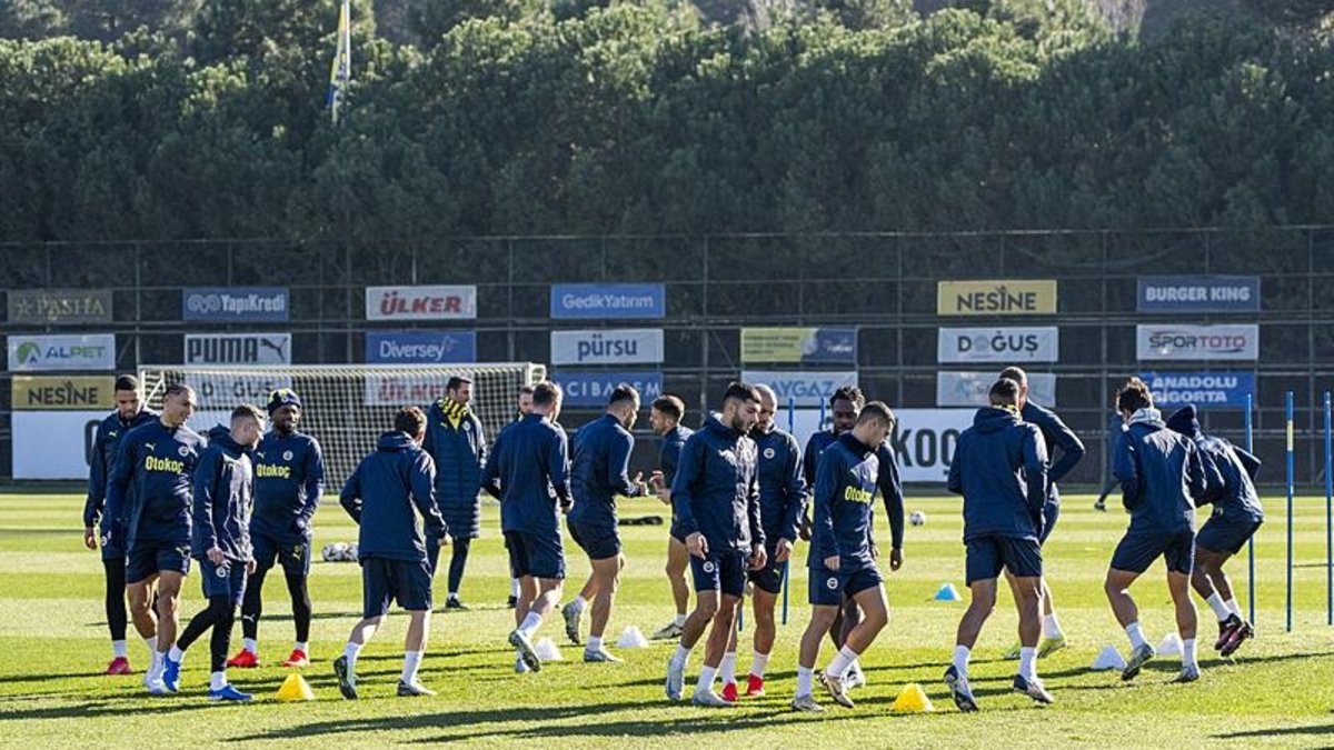 Fenerbahçe'nin Midtjylland maçı kamp kadrosunu belli oldu! Fenerbahçe'nin Midtjylland maçı kamp kadrosunu belli oldu!