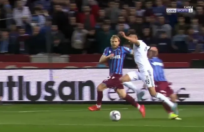 Trabzonspor karşısında Beşiktaş penaltı kazandı! İşte Rachid Ghezzal'ın yerde kaldığı o pozisyon... - 4