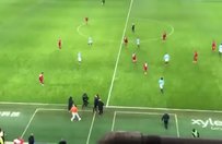 Yıldız futbolcuyu 'sahaya giren taraftar' sanıp kovaladılar