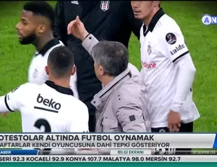 Protestolar altında futbol oynamak
