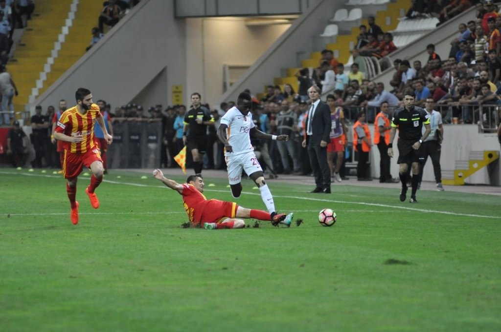 Kayserispor-Galatasaray maçı öncesi olay çıktı