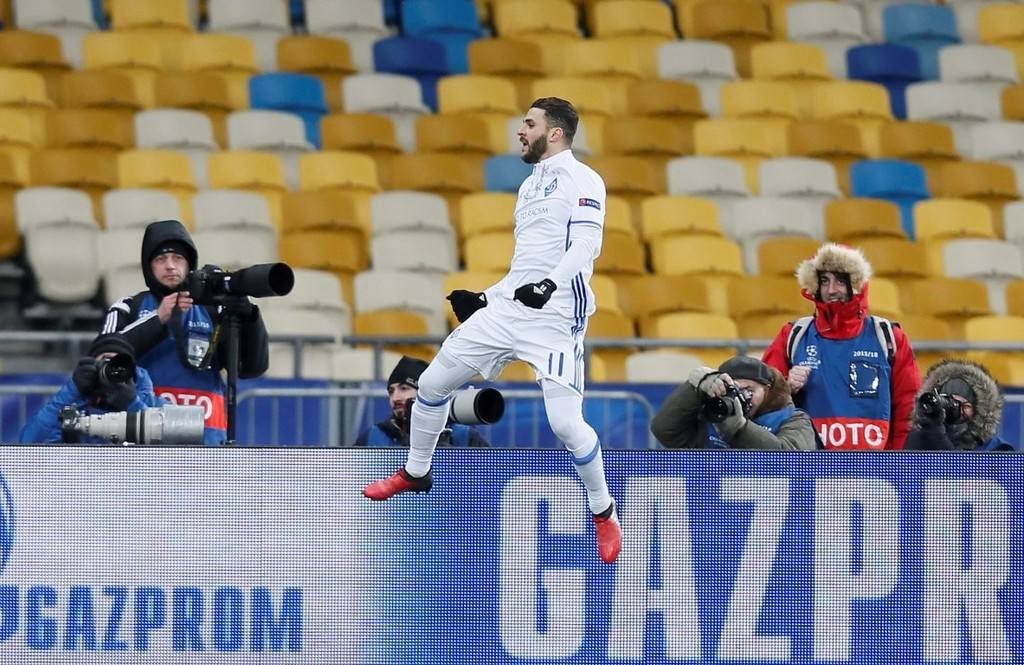 Dinamo Kiev taraftarı Beşiktaş bayrağı yaktı