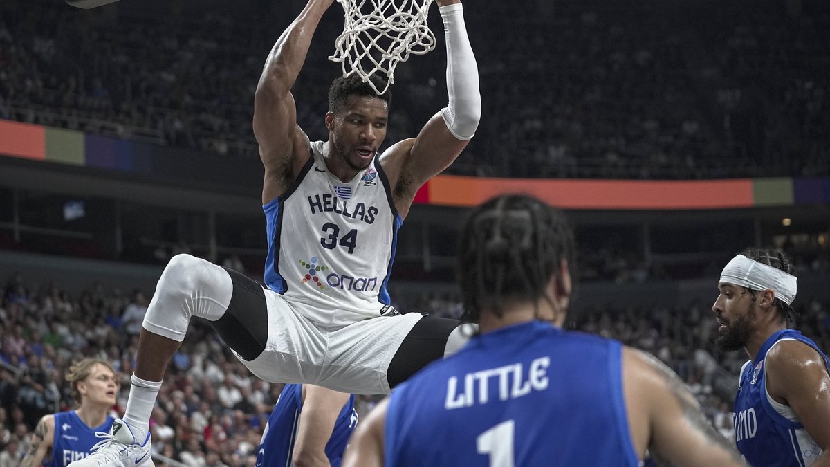 Antetokounmpo ve Schröder çizmeyi aştı! Türk bayrağı.... Antetokounmpo ve Schröder çizmeyi aştı! Türk bayrağı....