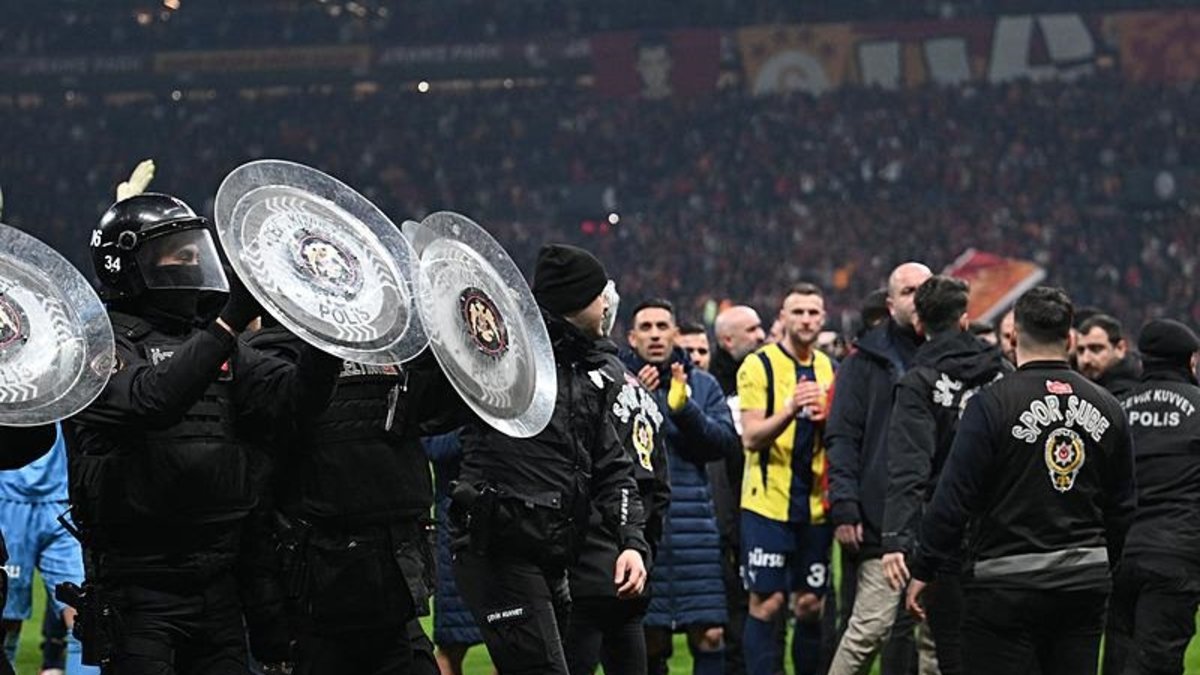 Galatasaray-Fenerbahçe derbisi dış basına da yansıdı! Galatasaray-Fenerbahçe derbisi dış basına da yansıdı!