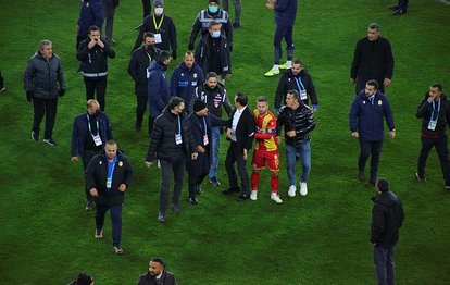 Yeni Malatyaspor Kayserispor maçı sonrası Adil Gevrek Hüseyin Göçek’e saldırdı!