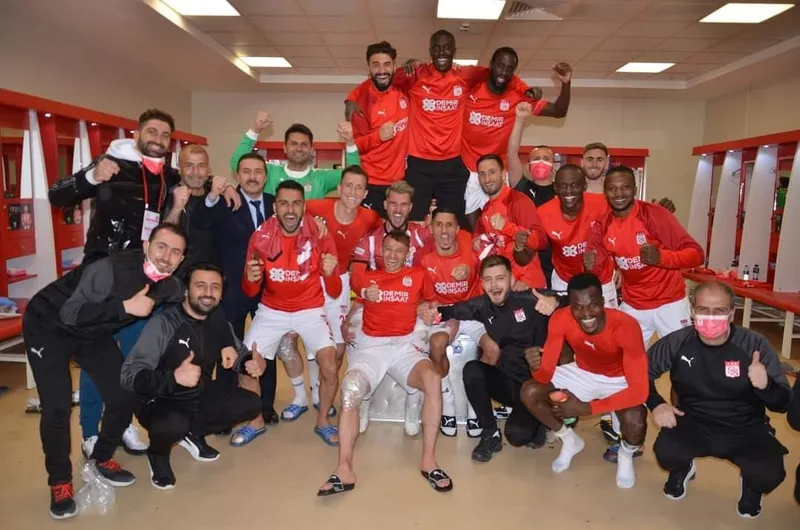 Fatih Karagümrük maçı sonrası Sivasspor’dan galibiyet pozu! - 1
