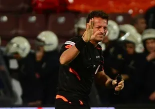 Hakem baygınlık geçirdi