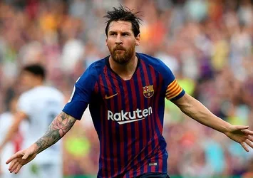 Messi Ronaldo'yu solladı
