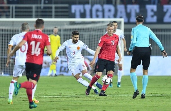 Pique’den şok hareket!