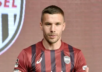 Podolski, dönerci açıyor
