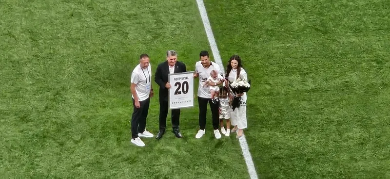 Beşiktaş Necip Uysal'a veda etti! İşte o görüntüler - 1