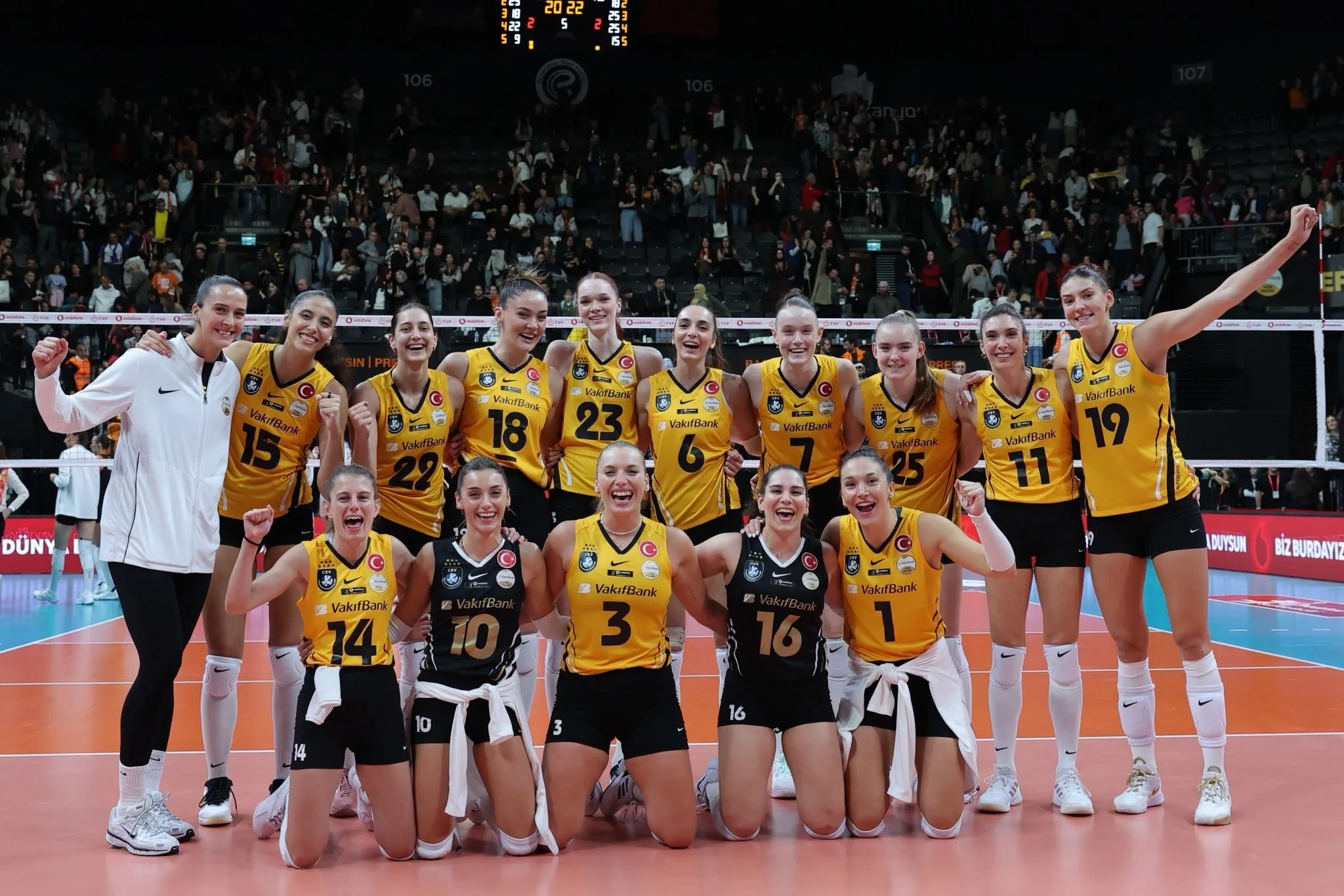 VakıfBank, Eczacıbaşı'nı deplasmanda 3-2 mağlup etti