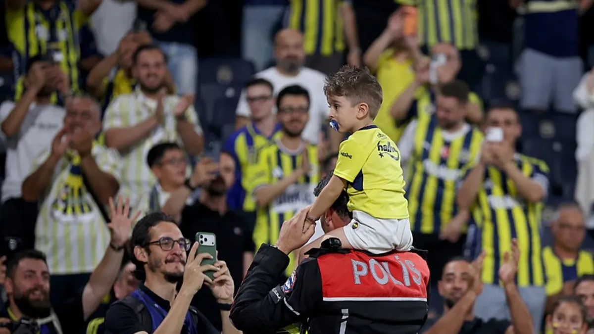 Göktuğ Alımcı, Fenerbahçe - Lyon maçına geldi! Polis memuru, minik taraftarı karşılaşma öncesi sahada gezdirdi