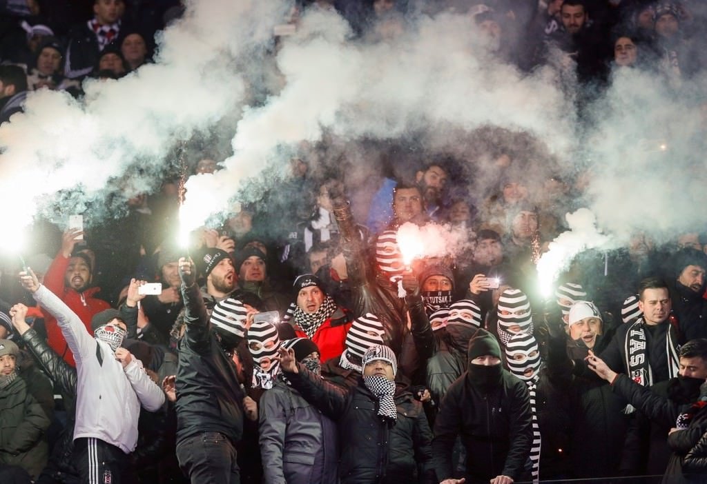 Dinamo Kiev taraftarı Beşiktaş bayrağı yaktı