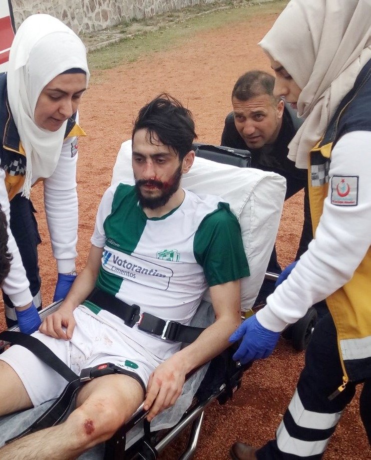 Futbolcular tekme tokat kavga etti!