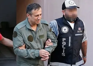 Gözaltına alınan hainlerin rütbeleri söküldü