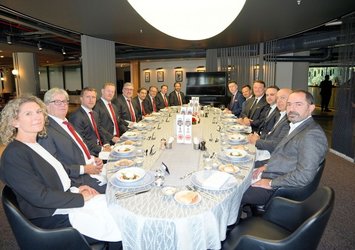 Beşiktaş'tan UEFA ve Frankfurt heyetlerine dostluk yemeği!