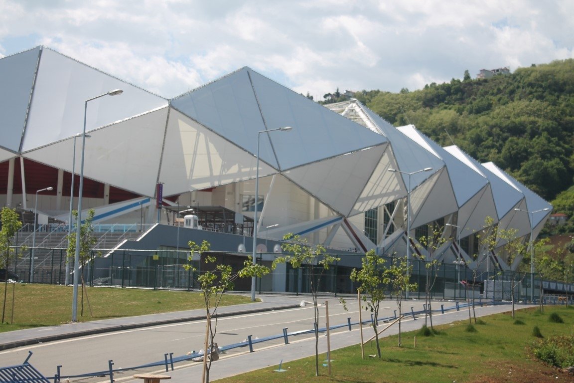 Trabzonspor’un stadını fırtına vurdu