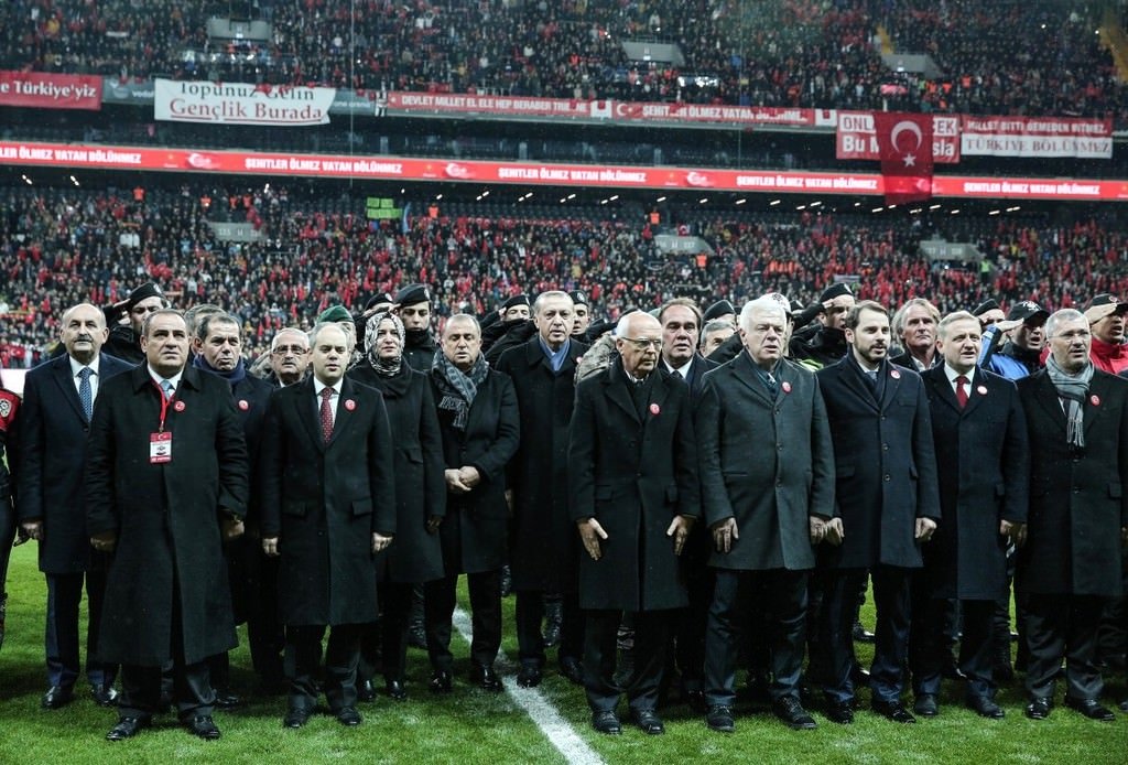 Yıldızlar teröre karşı sahaya indi