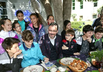 Bakan Kasapoğlu genç sporcuları sevindirdi