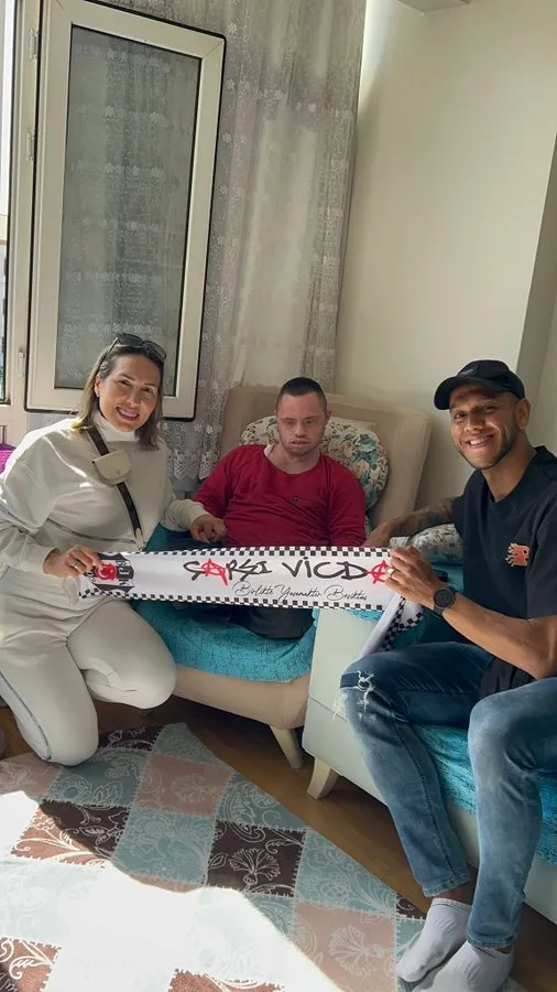 Beşiktaşlı Josef De Souza ve eşinden Ramazan ayında örnek davranış! - 3