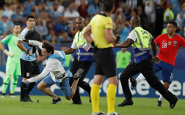 Luis Suarez yine yaptı yapacağını! - 3