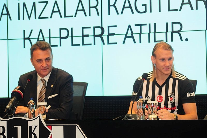 Vida imzayı attı! İşte imza töreninden kareler...