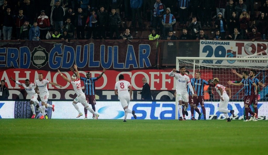 Trabzonspor-Antalyaspor karşılaşmasından kareler