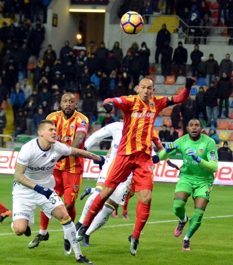 Kayserispor-Fenerbahçe karşılaşmasından kareler