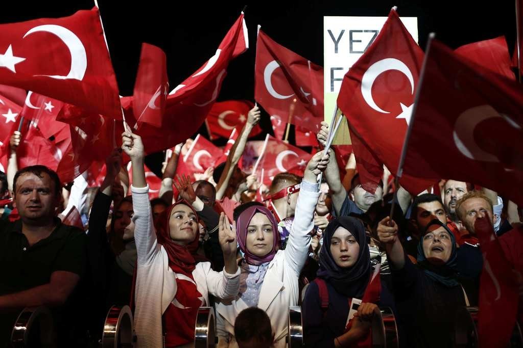 Milyonlar demokrasi nöbetinde