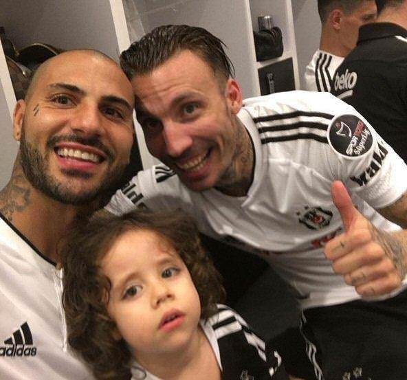 Ünlüler Beşiktaş’ın şampiyonluğunu böyle kutladı.