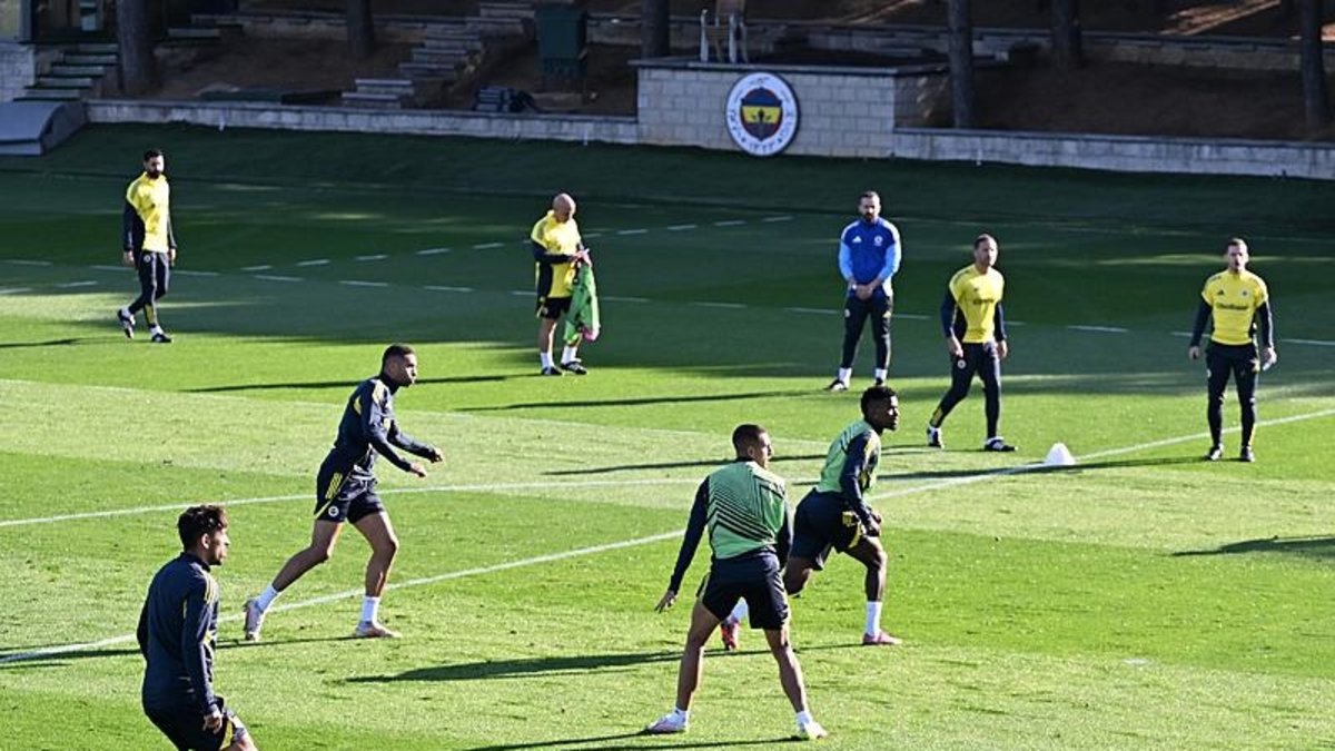 Fenerbahçe'de hareketli saatler! Ayrılıklar... Fenerbahçe'de hareketli saatler! Ayrılıklar...