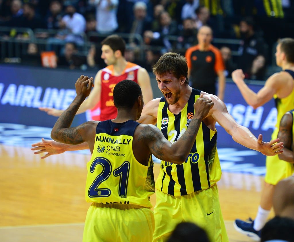 Volkan Demirel yerinde duramadı