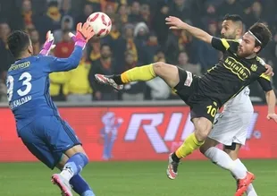 Evkur Yeni Malatyaspor zirveyi bırakmıyor