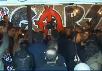 Binali Yıldırım Beşiktaş taraftarıyla bir arada