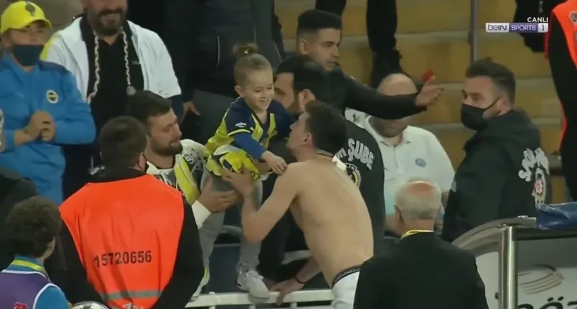 Fenerbahçe Galatasaray maçında Mert Hakan Yandaş'tan minik taraftara forma hediyesi! - 1