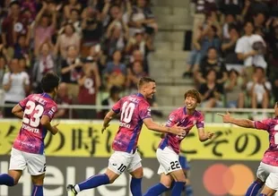 Podolski Japonya'da şovla başladı!
