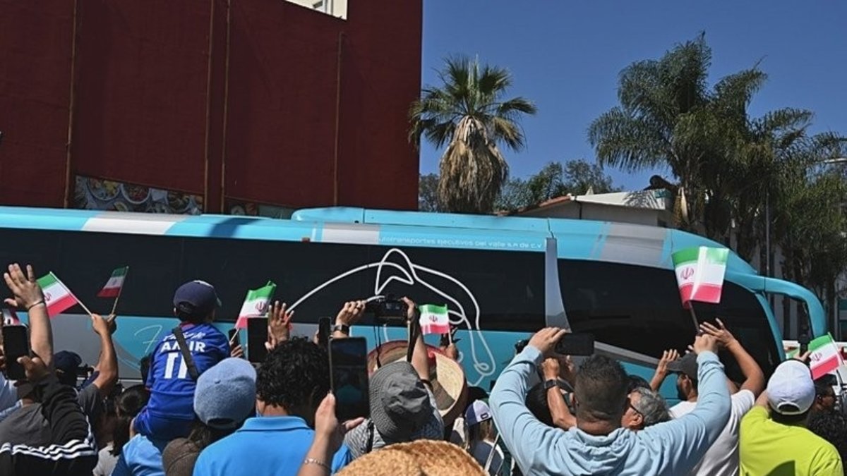 İran'ın konakladığı otel önünde protesto gösterileri yapıldı!