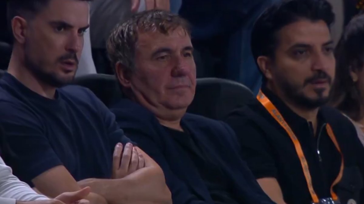Gheorghe Hagi Corendon Alanyaspor-Galatasaray maçını tribünden takip etti Gheorghe Hagi Corendon Alanyaspor-Galatasaray maçını tribünden takip etti