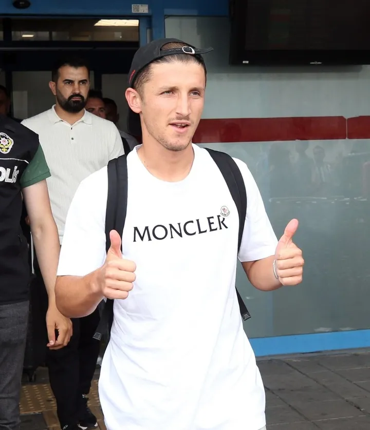 Trabzonspor'un yeni transferi Enis Bardhi kente geldi! İşte ilk sözleri - 1