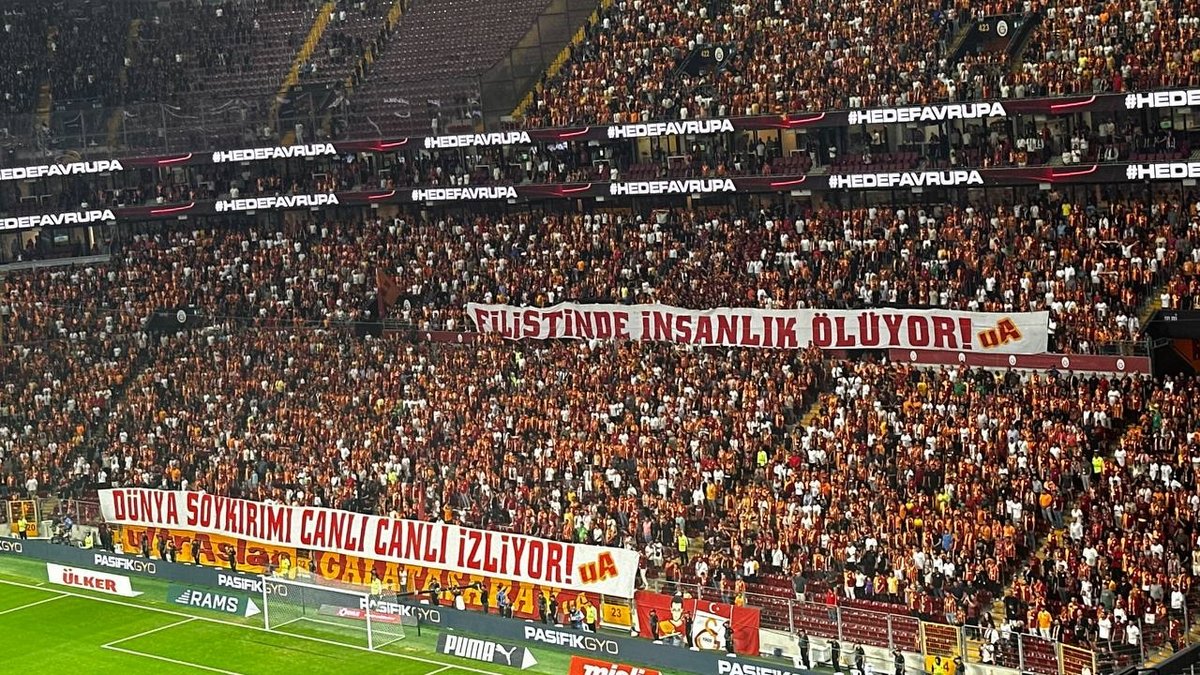 Galatasaray tribünlerinden Filistin için destek mesajları! Galatasaray tribünlerinden Filistin için destek mesajları!