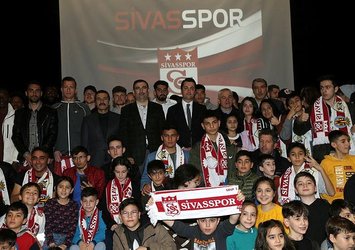 Çalımbay ve futbolculardan depremzede çocuklara destek