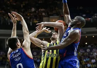 Fenerbahçe, Anadolu Efes karşısında seriyi 3-1'e getirdi
