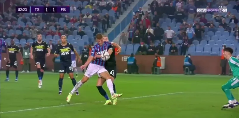 Trabzonspor Fenerbahçe maçında VAR sonrası penaltı kararı! Szalai ve Cornelius... - 1