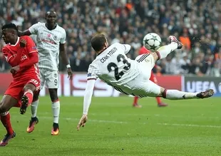 Cenk Tosun'un Benfica'ya attığı gol en iyiye aday