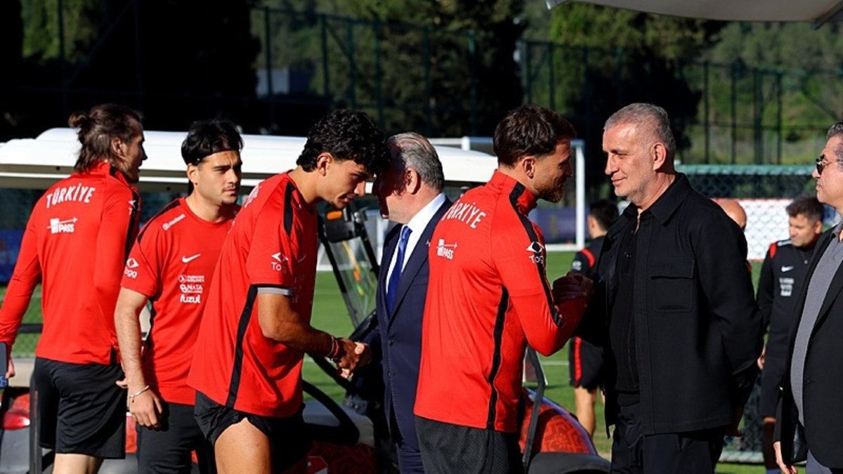 A Milli Futbol Takımımız FIFA Dünya Kupası hazırlıklarını sürdürdü! Milliler antrenmanda basın mensuplarıyla bayramlaştı