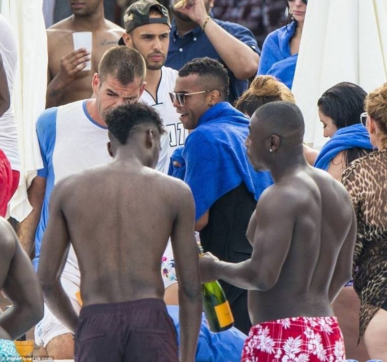 Ünlü futbolcuların tatil keyfi