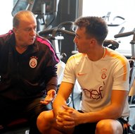 Tüyolar Muslera’dan